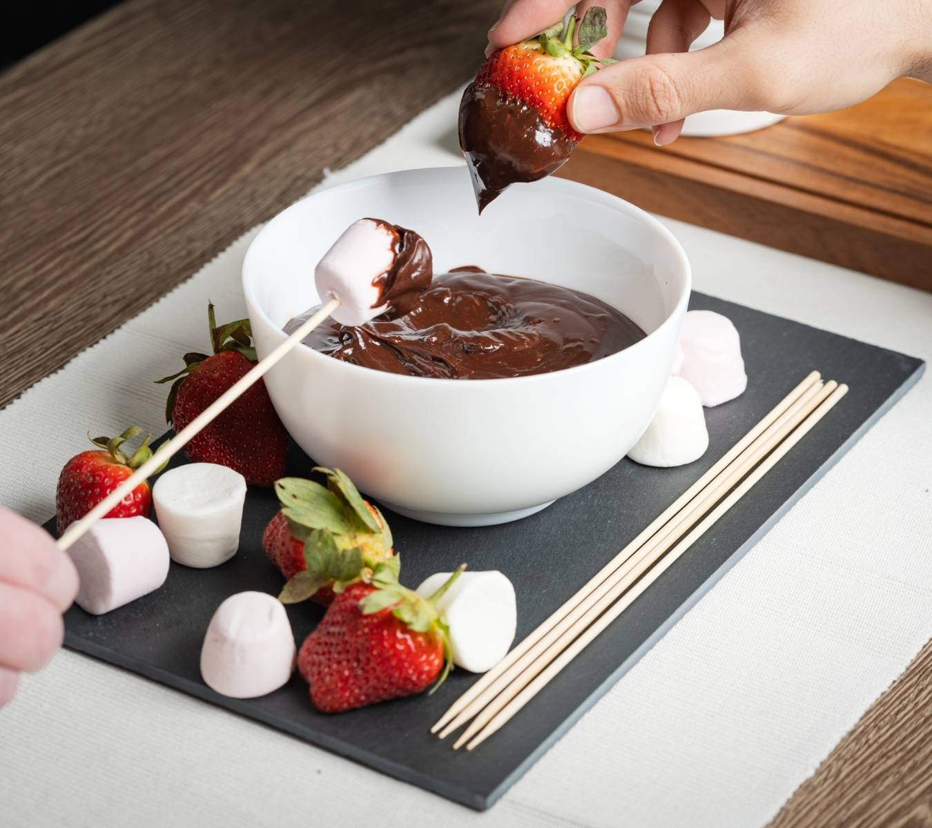 Chocoalte fondue with stawberries and marshmallows
