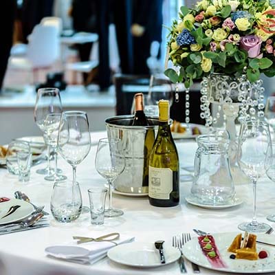 Showing where to put wine glasses on a table
